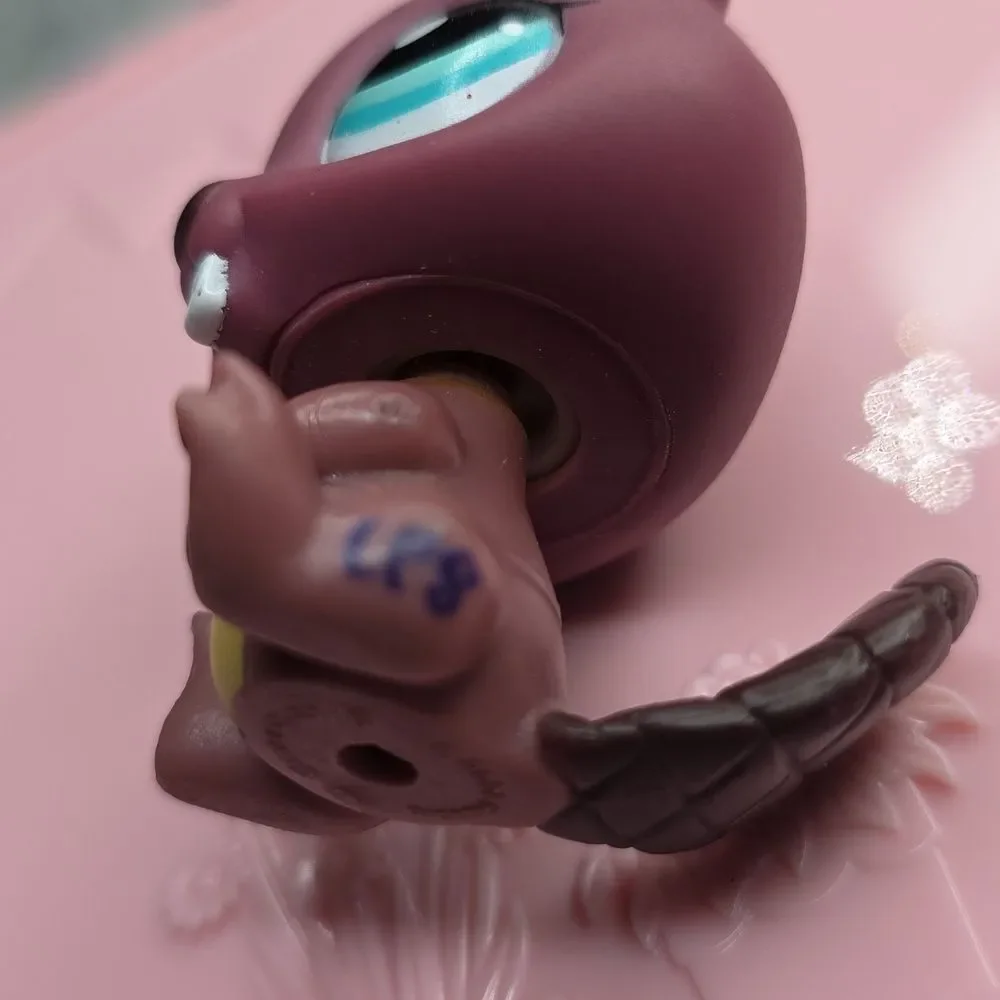 Hasbro Littlest Pet Shop #810 Beaver Deep Purple Maroon Blue Dot Eyes Toothy LPS